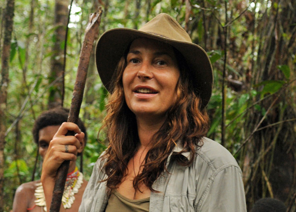 Zazie en Papouasie occidentale dans Rendez-vous en terre inconnue