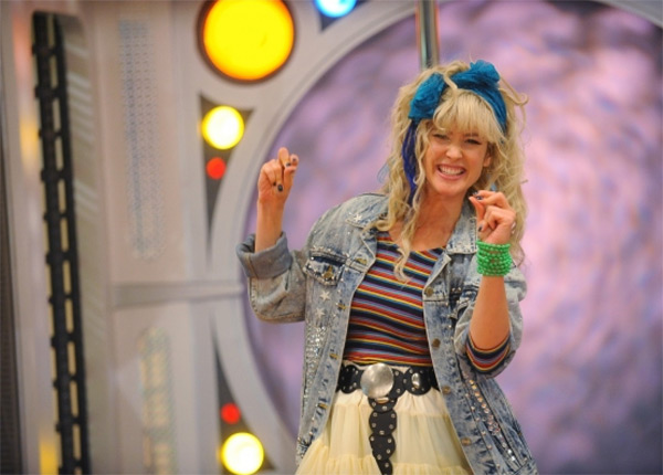Robin Sparkles chante « Let’s Go To The Mall »
