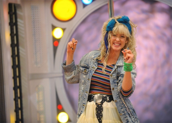 Robin Sparkles chante « Let’s Go To The Mall »