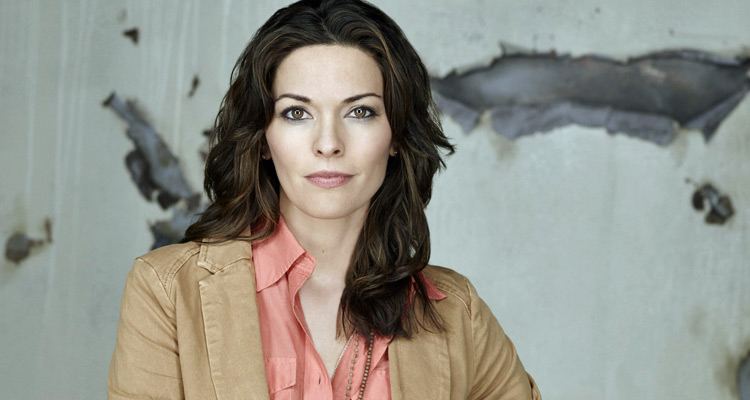 Clara Seger (Alana de la Garza)