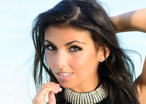 Laura, la brune magnétique
