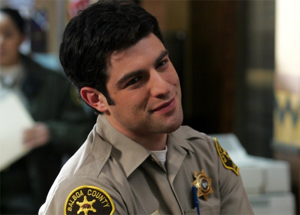 Max Greenfield (Léo D’Amato)