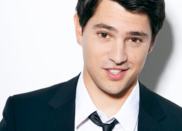 Nick D’Agosto est Frank