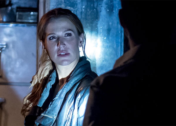 Unforgettable : un baiser qui en dit long entre Carrie Wells et Al Burns