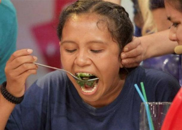 Une émission force une fillette à manger des cafards et provoque un scandale national