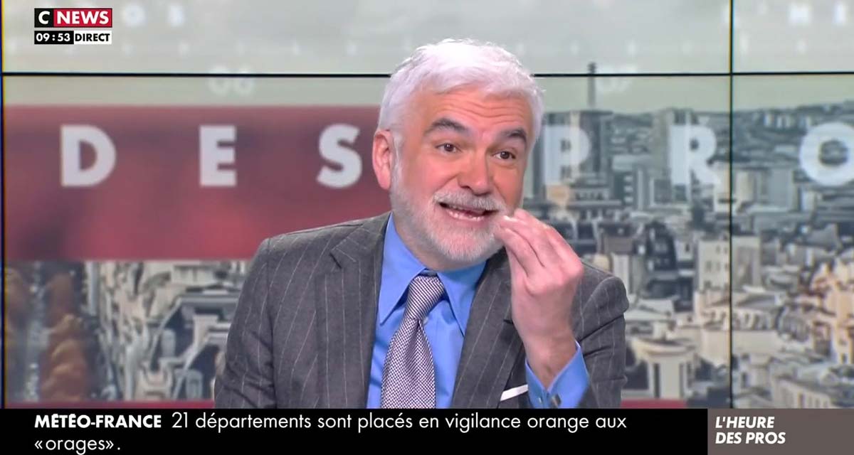 L'heure des Pros : « Ça sent pas bon ! », Elisabeth Lévy quitte le plateau en direct, Pascal Praud hallucine sur CNews