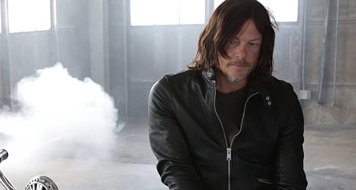 The Walking Dead, la fin : les derniers épisodes de la série, Norman Reedus (Daryl Dixon) fait vrombir sa moto avant le coup d'arrêt