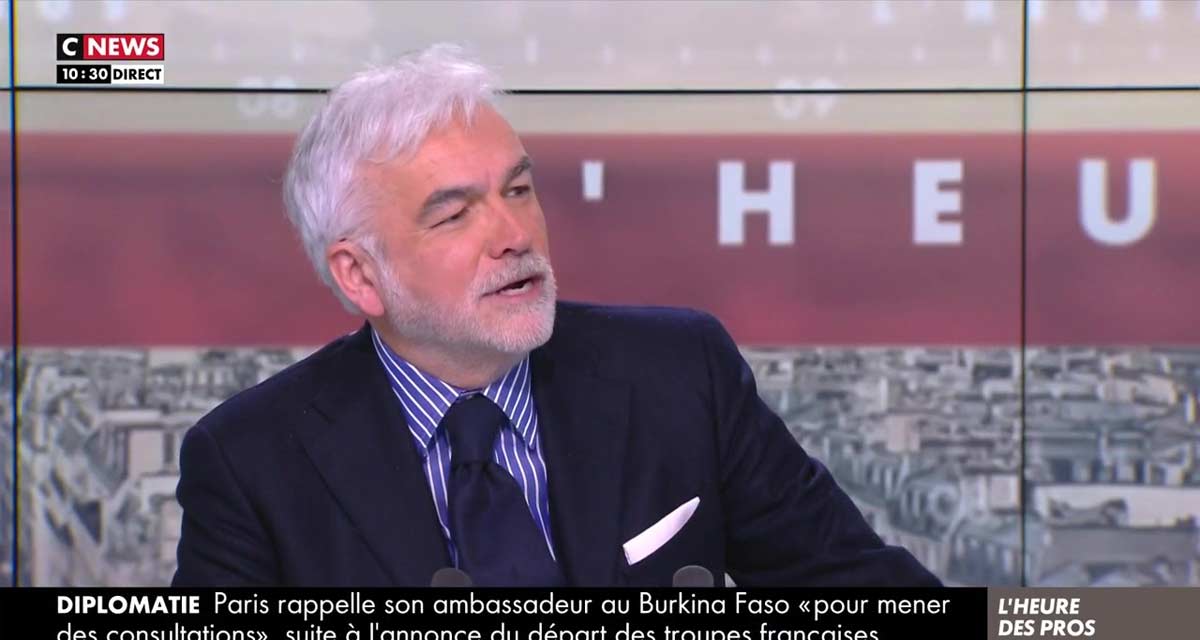 L'heure des Pros : « Taisez-vous ! », Pascal Praud contraint de protéger une chroniqueuse en direct sur CNews