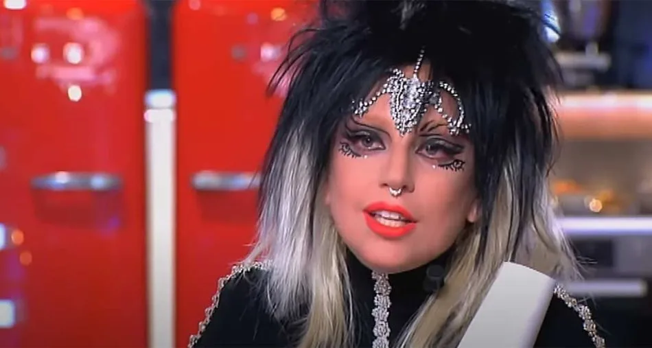 Lady Gaga en larmes sur le plateau de C à vous en 2014 sur France 5. 