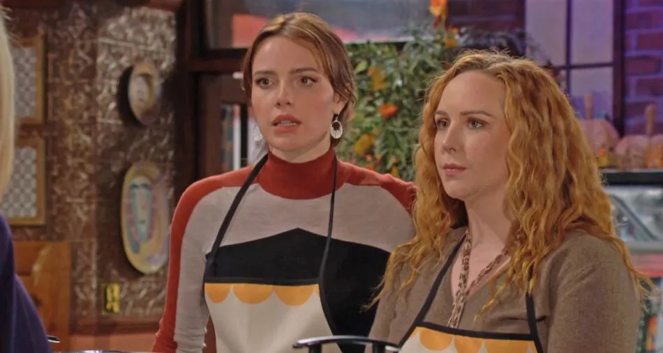 Tessa (Cait Fairbanks) et Mariah (Camryn Grimes) ont une mauvaise nouvelle à annoncer à Sharon (Sharon Case) Tessa (Cait Fairbanks) et Mariah (Camryn Grimes) ont une mauvaise nouvelle à annoncer à Sharon (Sharon Case)