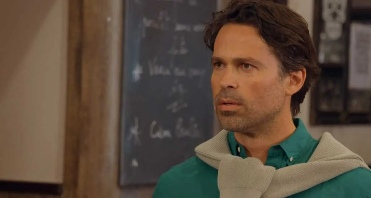 Les Mystères de l’amour (spoiler) : Alban a un frère jumeau, la scène choc qui va tout changer pour Béné, Cathy et Béatrice sur TMC Les Mystères de l’amour (spoiler) : Alban a un frère jumeau, la scène choc qui va tout changer pour Béné, Cathy et Béatrice sur TMC