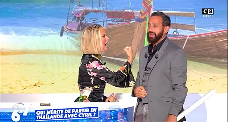 Touche pas à mon poste : Cyril Hanouna frappé par Kelly Vedovelli en direct sur C8 Touche pas à mon poste : Cyril Hanouna frappé par Kelly Vedovelli en direct sur C8