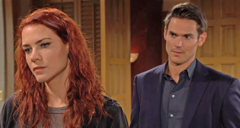 Adam (Mark Grossman) découvre que Sally (Courtney Hope) a été virée de Newman Médias Adam (Mark Grossman) découvre que Sally (Courtney Hope) a été virée de Newman Médias