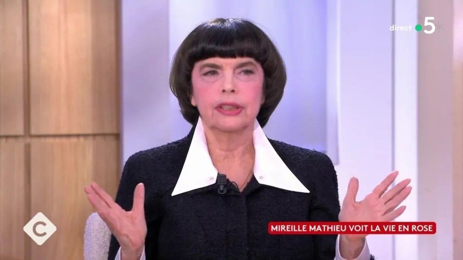 Mireille Mathieu se lance sur La vie en rose en direct dans C à vous 