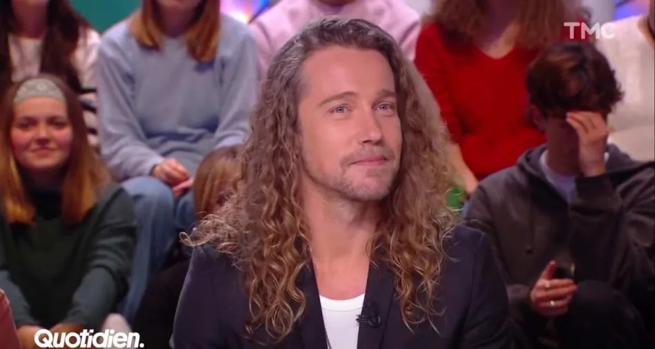 Julien Doré invité de Quotidien pour la promotion de la série Panda sur TF1.