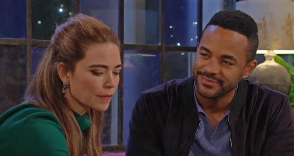 Victoria (Amelia Heinle) rédige le contrat de Nate, il devient PDG de Newman Médias Victoria (Amelia Heinle) rédige le contrat de Nate, il devient PDG de Newman Médias