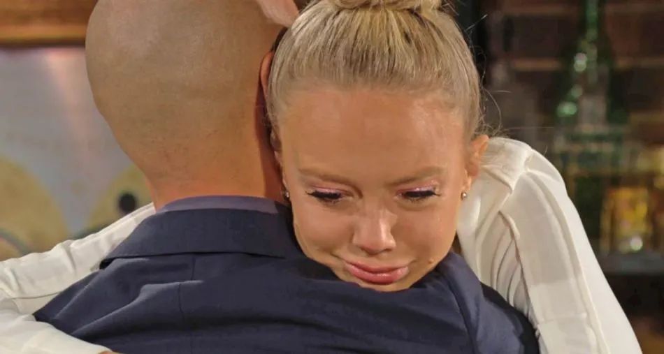 Abby (Melissa Ordway) en larmes dans les bras de Devon (Bryton James) après sa dispute avec Chance (Conner Floyed) Abby (Melissa Ordway) en larmes dans les bras de Devon (Bryton James) après sa dispute avec Chance (Conner Floyed)