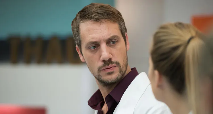 Demain nous appartient : Cyril Garnier (Thomas) rejoint Joffrey Platel (Bastien) dans Police de caractères (France 3) Demain nous appartient : Cyril Garnier (Thomas) rejoint Joffrey Platel (Bastien) dans Police de caractères (France 3)
