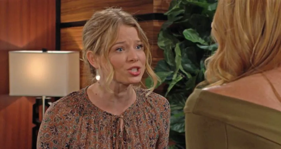 Summer (Allison Lanier) recadre violemment Phyllis (Michelle Stafford) dans Les feux de l’amour sur TF1 Summer (Allison Lanier) recadre violemment Phyllis (Michelle Stafford) dans Les feux de l’amour sur TF1