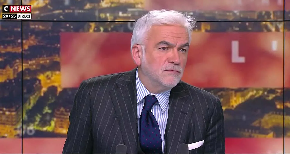 L’heure des Pros : Pascal Praud vire ses chroniqueurs en direct, Elisabeth Lévy contrainte de quitter CNews L’heure des Pros : Pascal Praud vire ses chroniqueurs en direct, Elisabeth Lévy contrainte de quitter CNews
