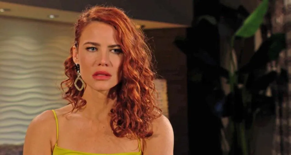 Sally (Courtney Hope) est bouleversée par la demande en mariage d’Adam (Mark Grossman) dans Les feux de l’amour sur TF1 Sally (Courtney Hope) est bouleversée par la demande en mariage d’Adam (Mark Grossman) dans Les feux de l’amour sur TF1