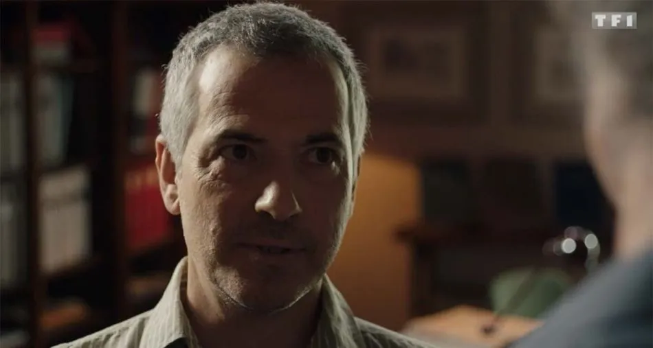 Ici tout commence (spoiler) : Guillaume démissionne après avoir insulté Teyssier, Bruno Putzulu va-t-il quitter la série sur TF1 ? Ici tout commence (spoiler) : Guillaume démissionne après avoir insulté Teyssier, Bruno Putzulu va-t-il quitter la série sur TF1 ?