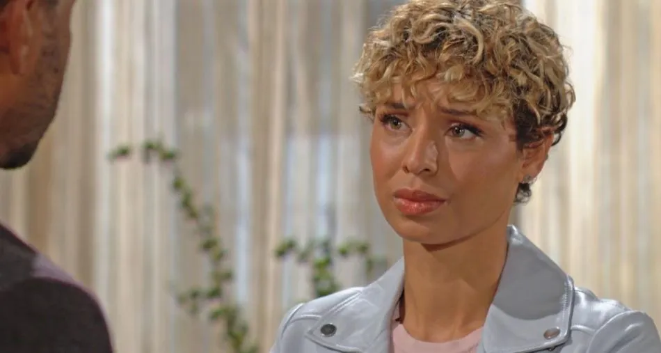 Elena (Brytni Sarpy) est de retour pour se réconcilier avec Nate (Sean Dominic) Elena (Brytni Sarpy) est de retour pour se réconcilier avec Nate (Sean Dominic)
