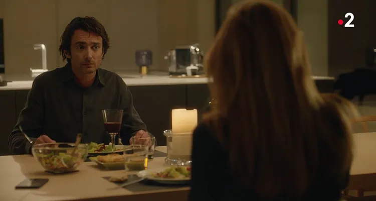 Un si grand soleil (spoiler) : Christophe couvert par Cécile Alphand, Enric trahit Gary et Mo Un si grand soleil (spoiler) : Christophe couvert par Cécile Alphand, Enric trahit Gary et Mo