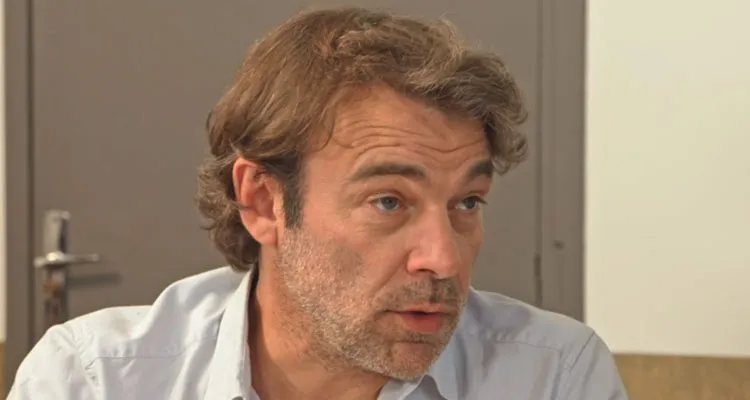 Les mystères de l’amour (spoiler) : Nicolas troublé par Hélène, les sentiments amoureux refont surface avant le dîner ? Les mystères de l’amour (spoiler) : Nicolas troublé par Hélène, les sentiments amoureux refont surface avant le dîner ?