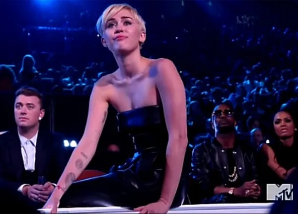 MTV Video Music Awards 2014 : Miley Cyrus fait recevoir son prix par un SDF MTV Video Music Awards 2014 : Miley Cyrus fait recevoir son prix par un SDF