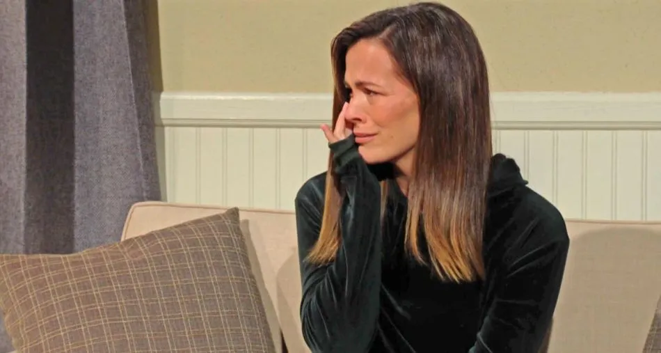 Chelsea (Melissa Claire Egan) s’effondre en larmes pendant sa première séance de thérapie Chelsea (Melissa Claire Egan) s’effondre en larmes pendant sa première séance de thérapie