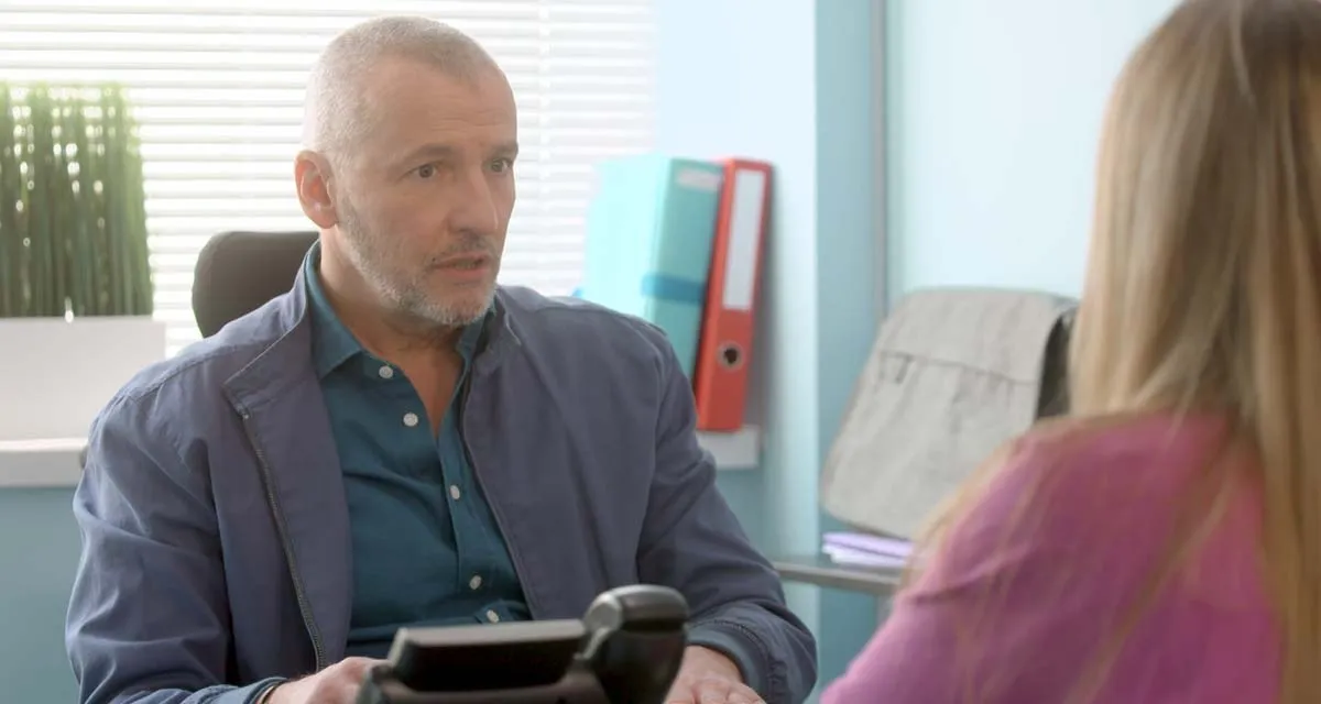 Les mystères de l’amour (spoiler) : Hélène Rollès en couple avec l’humoriste Maxime Van Laer ? Ce coming-out qui va tout changer sur TMC Les mystères de l’amour (spoiler) : Hélène Rollès en couple avec l’humoriste Maxime Van Laer ? Ce coming-out qui va tout changer sur TMC