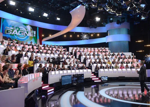 Que le meilleur gagne : Nagui entouré de Karine Ferri, Vincent Cerutti, Véronique Genest et Nicoletta Que le meilleur gagne : Nagui entouré de Karine Ferri, Vincent Cerutti, Véronique Genest et Nicoletta