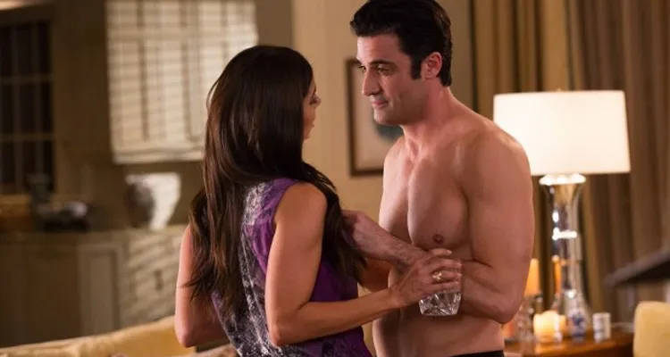 Devious Maids : la saison 3 s’achève, quel avenir pour Sebastian (Gilles Marini) et Carmen ? Devious Maids : la saison 3 s’achève, quel avenir pour Sebastian (Gilles Marini) et Carmen ?