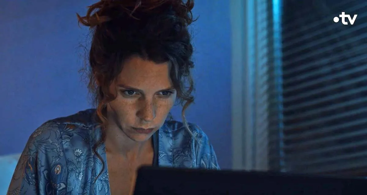 Plus belle la vie (spoiler) : Léa démasque son harceleur, Kilian embrasse Betty sur France 3 Plus belle la vie (spoiler) : Léa démasque son harceleur, Kilian embrasse Betty sur France 3