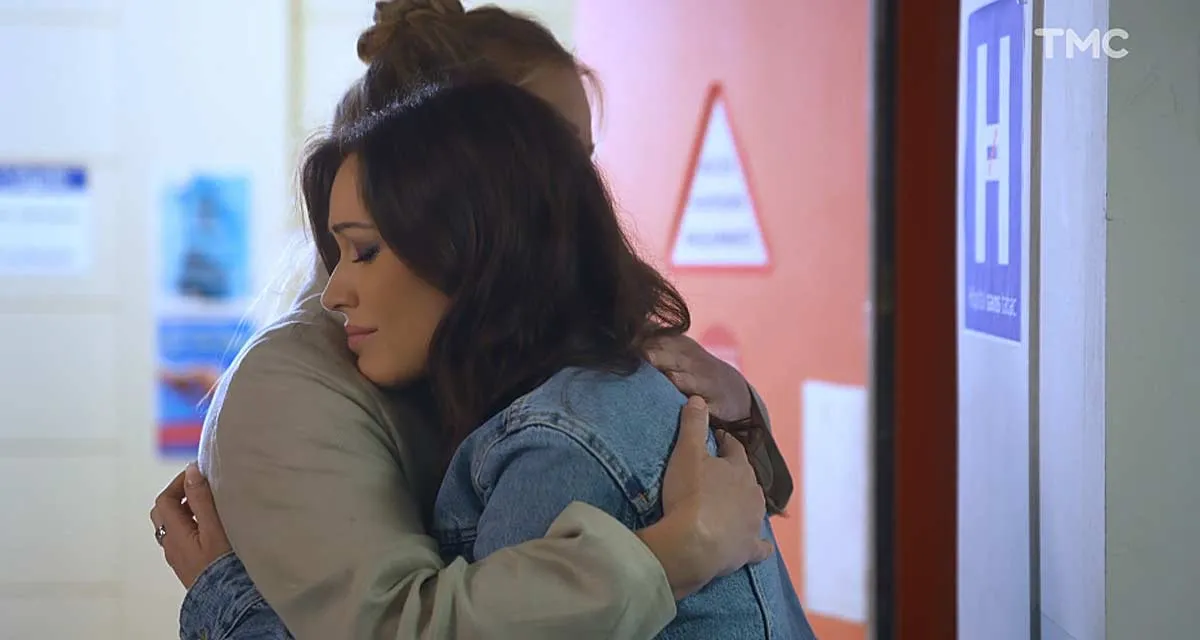Les mystères de l’amour (spoiler) : Fanny s’effondre dans les bras d’Hélène, la surprise réservée par Jean-Luc Azoulay Les mystères de l’amour (spoiler) : Fanny s’effondre dans les bras d’Hélène, la surprise réservée par Jean-Luc Azoulay