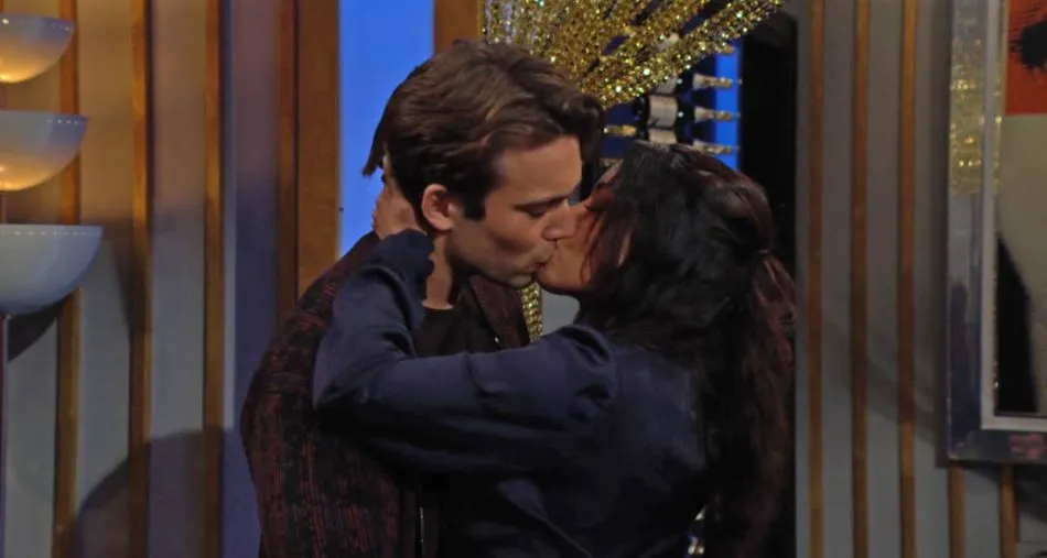 Audra (Zuleyka Silver) embrasse Noah (Rory Gibson) dans Les feux de l’amour sur TF1 Audra (Zuleyka Silver) embrasse Noah (Rory Gibson) dans Les feux de l’amour sur TF1