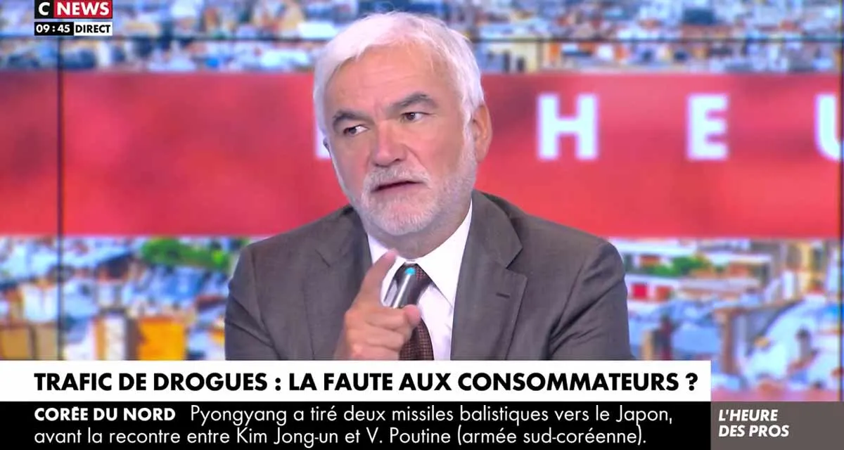 L’Heure des Pros : Pascal Praud censure une agression sur CNews L’Heure des Pros : Pascal Praud censure une agression sur CNews