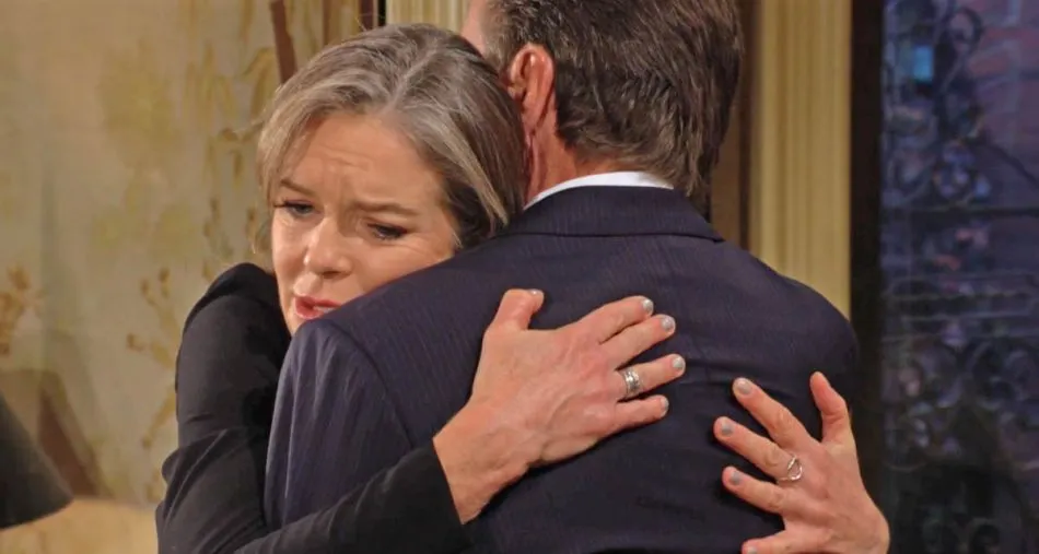 Diane (Susan Walters) trouve du réconfort dans les bras de Jack (Peter Bergman) Diane (Susan Walters) trouve du réconfort dans les bras de Jack (Peter Bergman)
