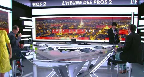 Les chroniqueurs quittent le plateau en direct, une séquence de 30 secondes