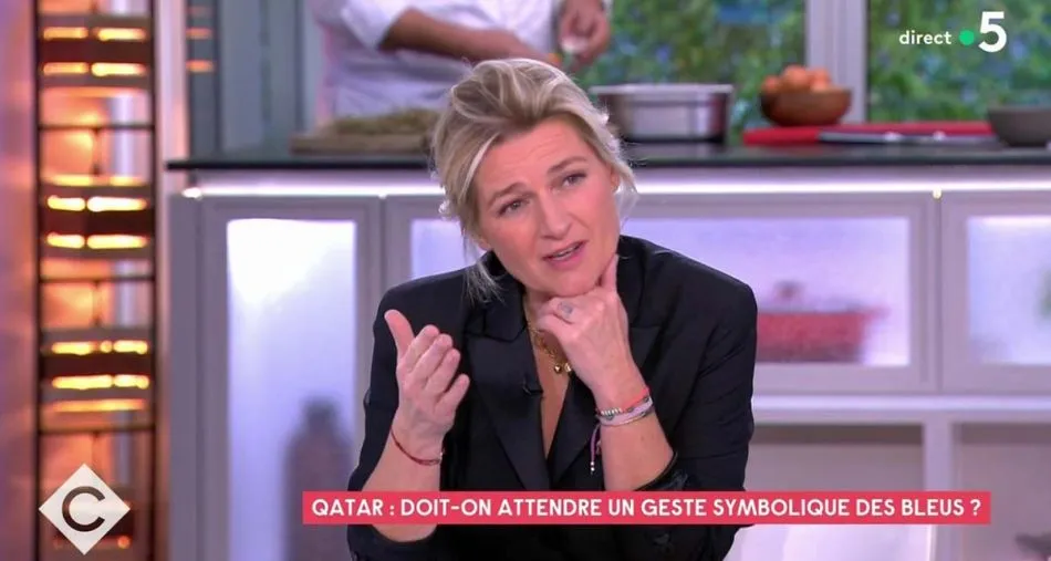 C a vous : « Vous gênez pas ! » Anne-Elisabeth Lemoine agacée par ses invités, elle recadre ses chroniqueurs en direct sur France 5