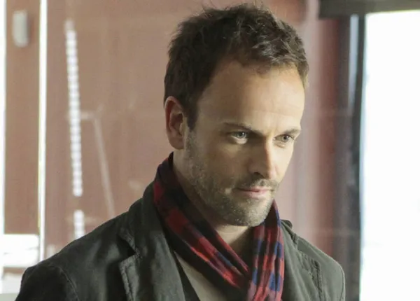Jonny Lee Miller (Elementary) : « C’est intéressant de découvrir un personnage grâce à ses faiblesses » Jonny Lee Miller (Elementary) : « C’est intéressant de découvrir un personnage grâce à ses faiblesses »