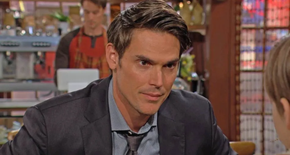 Adam (Mark Grossman) tente de rassurer Connor (Judah Mackey) dans Les feux de l’amour Adam (Mark Grossman) tente de rassurer Connor (Judah Mackey) dans Les feux de l’amour