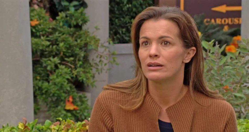 Chelsea (Melissa Claire Egan) est désemparée en rencontrant Johnny (Paxton Mishkind) au parc Chancellor Chelsea (Melissa Claire Egan) est désemparée en rencontrant Johnny (Paxton Mishkind) au parc Chancellor
