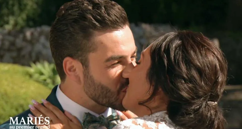 Mariés au premier regard : Maurine embrasse Benjamin, son frère interrompt le mariage sur M6 Mariés au premier regard : Maurine embrasse Benjamin, son frère interrompt le mariage sur M6