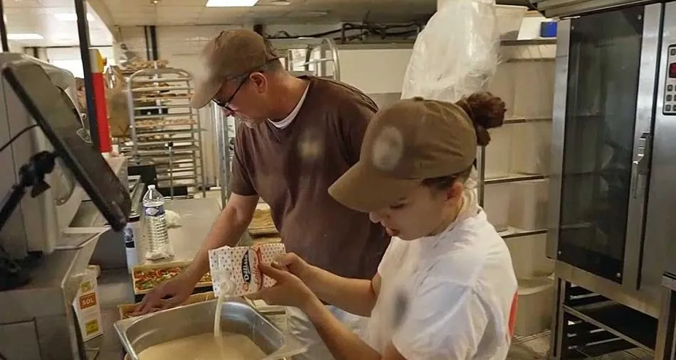 Tout le monde de prépare pour l’ouverture de la Boulangerie d’Aubenas en Ardèche