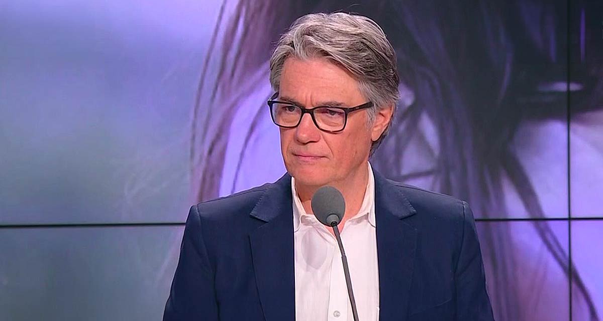 Une chute inattendue en plein direct des Grandes Gueules, Alain Marshall totalement déconcerté Une chute inattendue en plein direct des Grandes Gueules, Alain Marshall totalement déconcerté