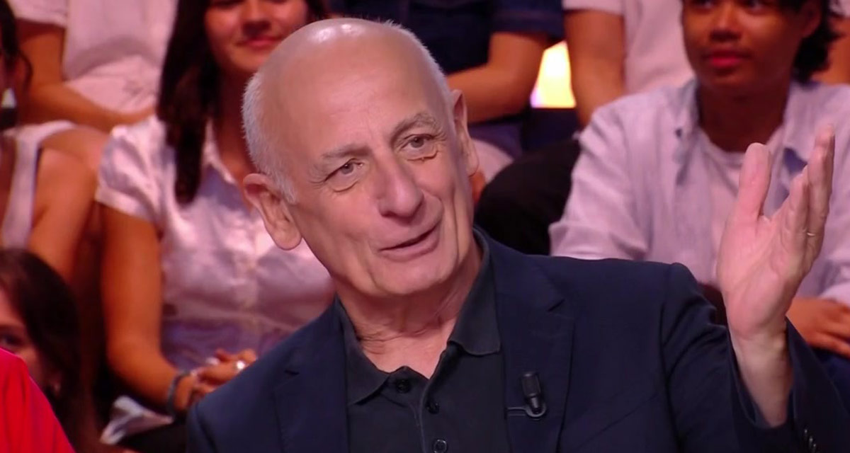 “J’ai fait un petit accident…” Jean-Michel Aphatie s’arrête en plein direct dans Quotidien “J’ai fait un petit accident…” Jean-Michel Aphatie s’arrête en plein direct dans Quotidien