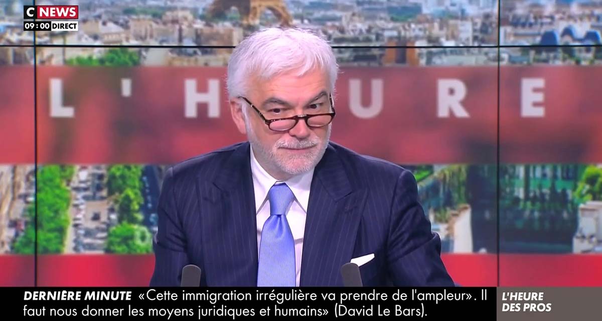 L’heure des Pros : incident pour Pascal Praud en direct, Élisabeth Lévy contrainte de s’excuser sur CNews  