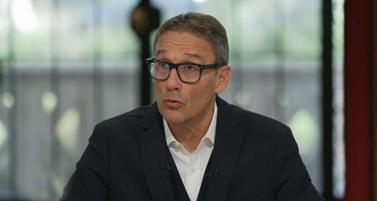 Julien Courbet demande l’arrêt des tournages, une femme en larmes Julien Courbet demande l’arrêt des tournages, une femme en larmes